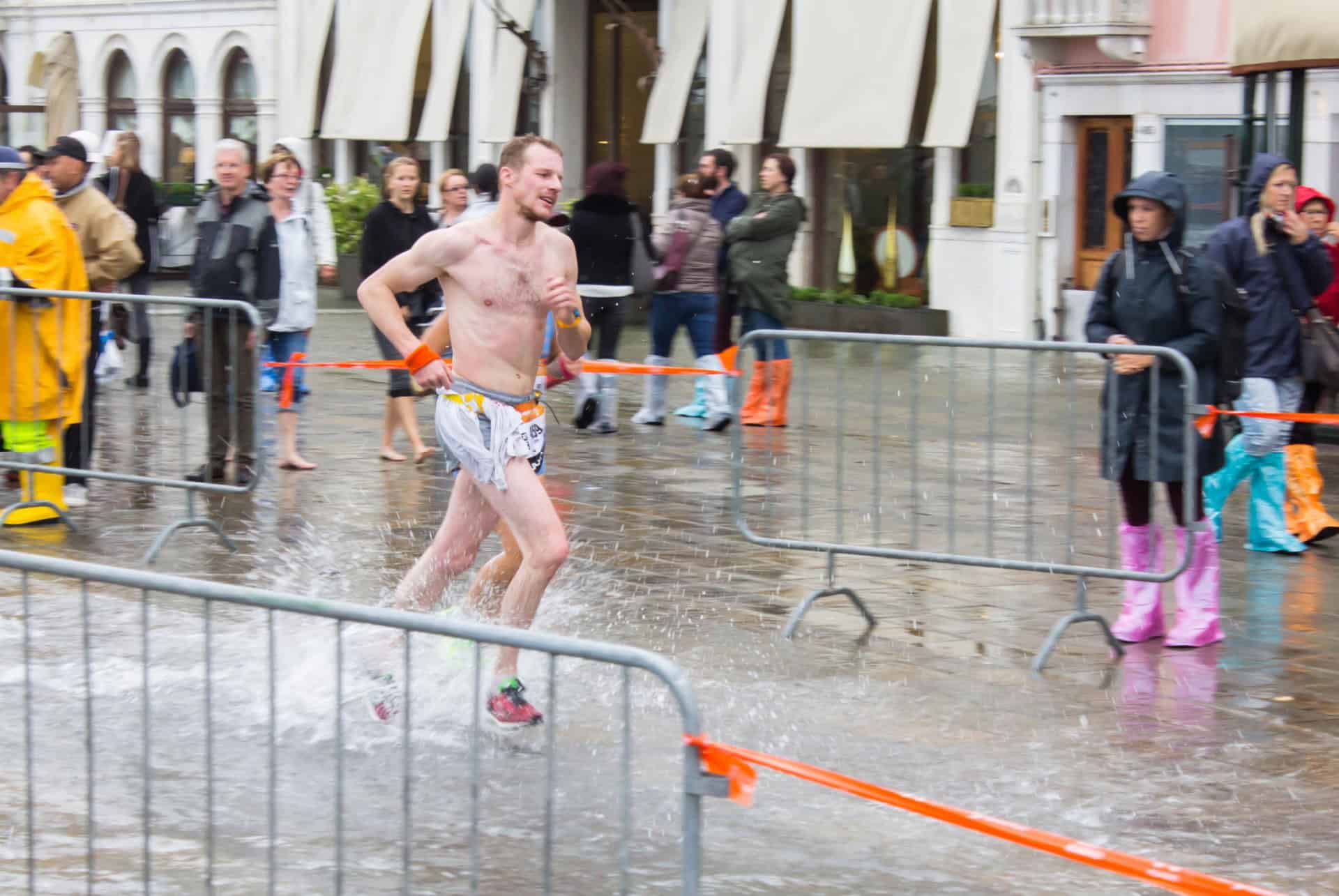 coureur sous la pluie au marathon de venise