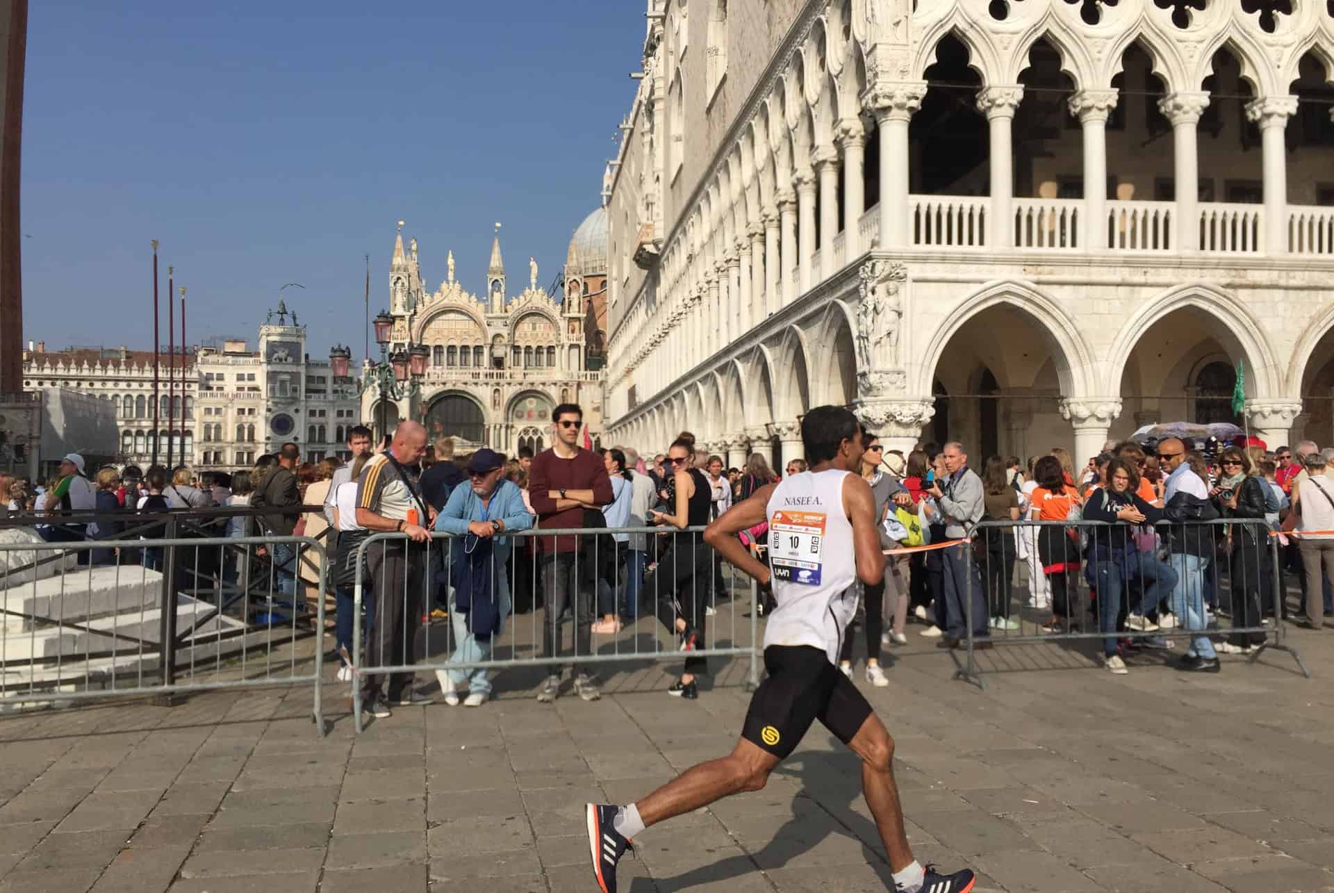 coureurs devant les incontournables de Venise