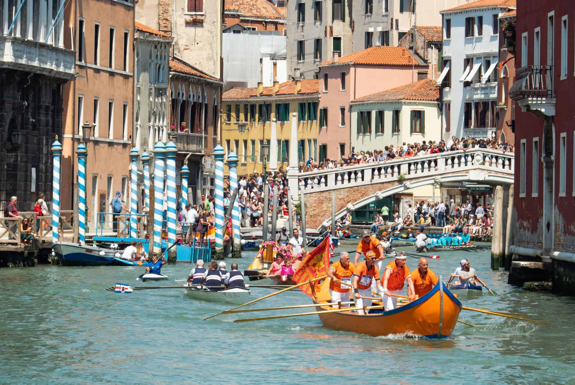 course de bateaux au moment de la vogalonga a venise