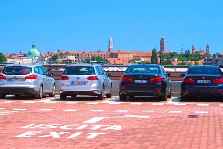Louez une voiture avec Discover Cars ! 🚗